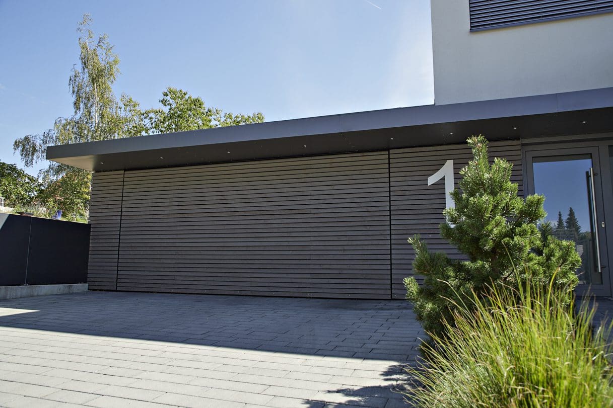 Porte de garage bois à fleur de façade