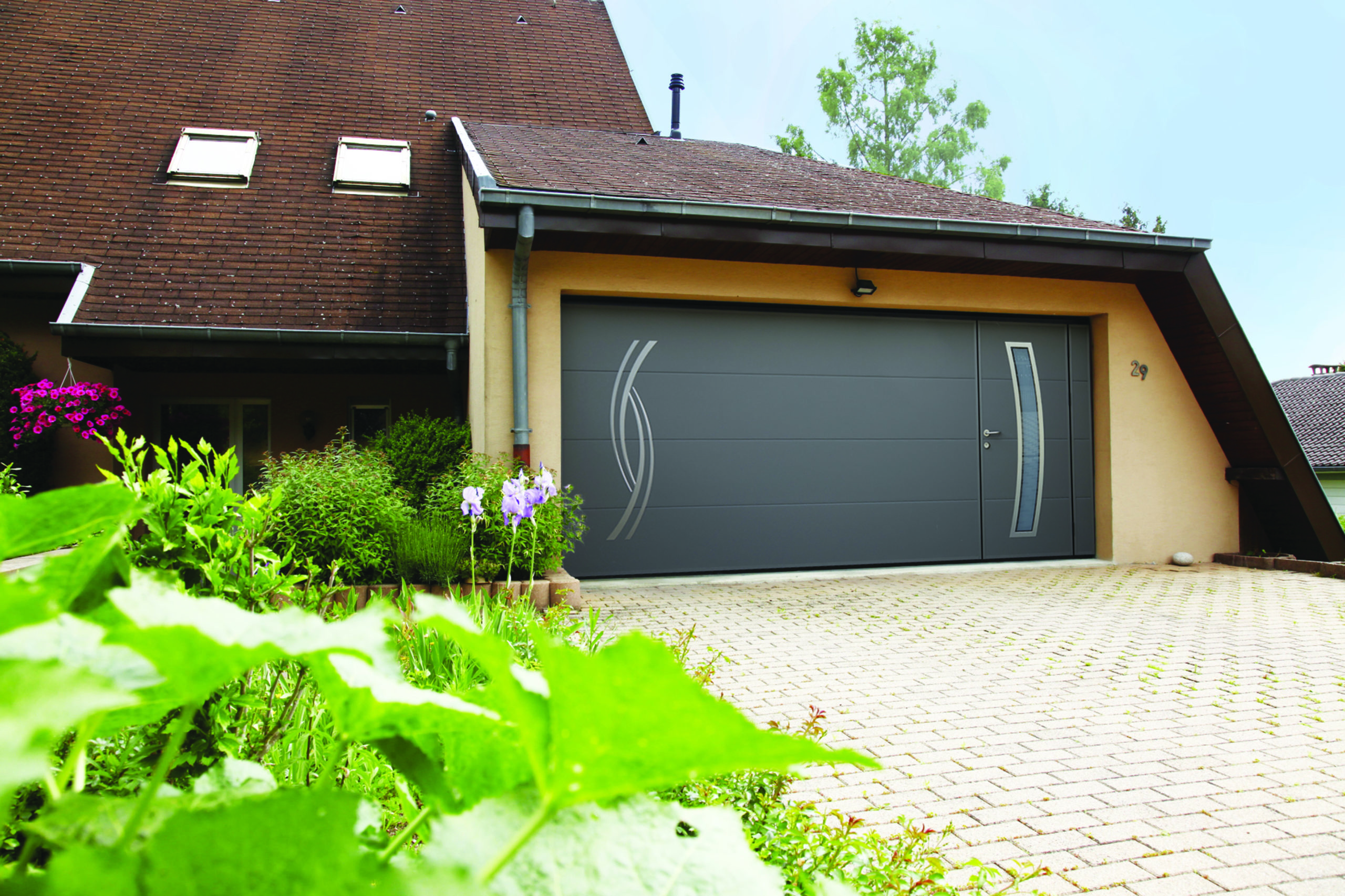 Porte de garage moderne avec portillon de service