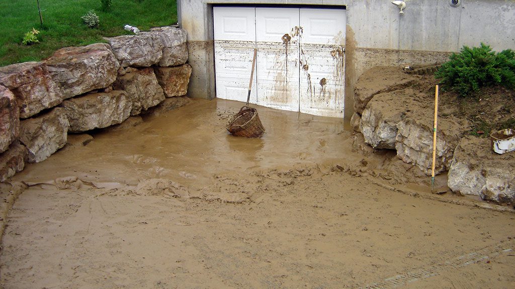 Porte de garage suite coulée de boue