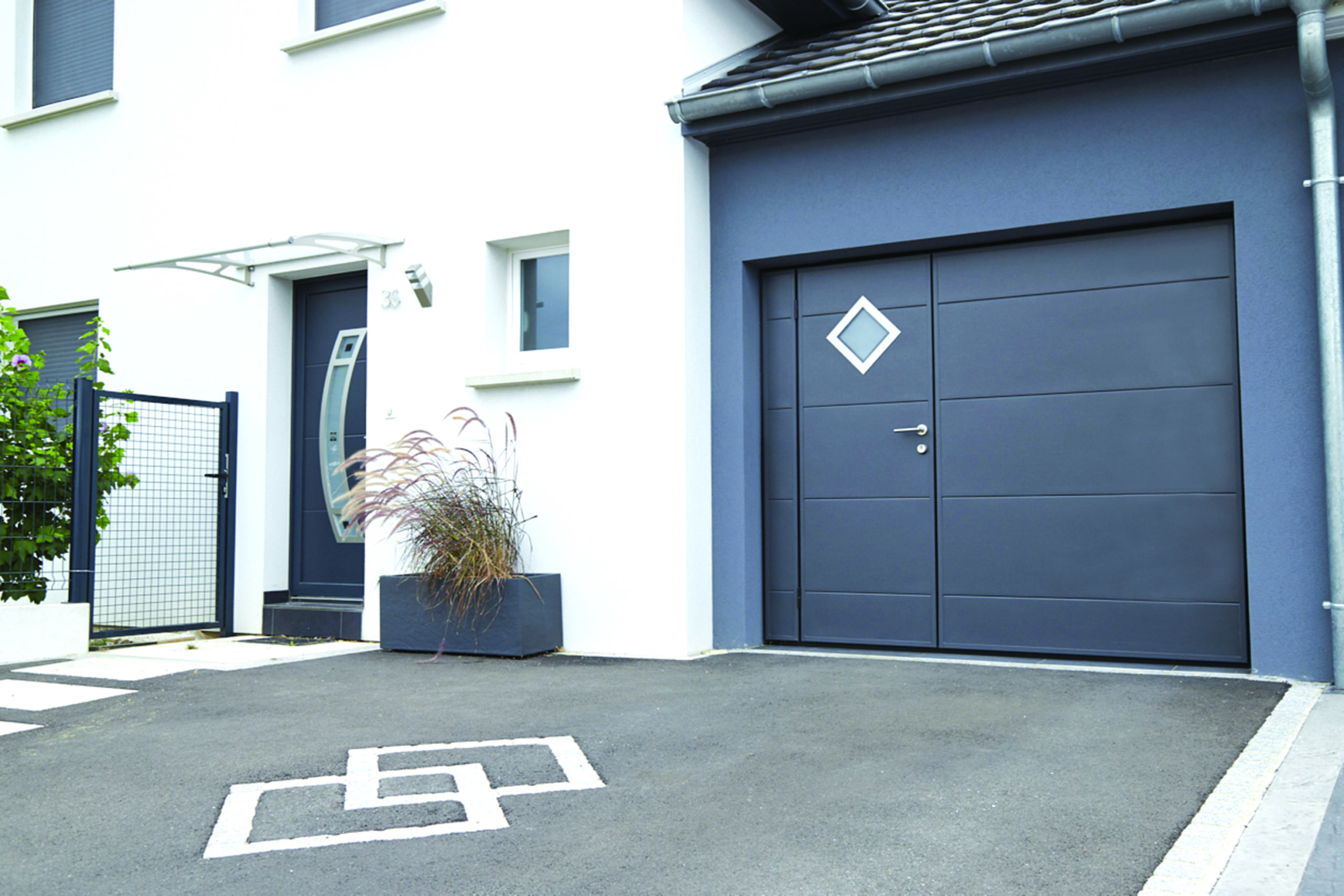 Porte de garage avec porte de service et hublot