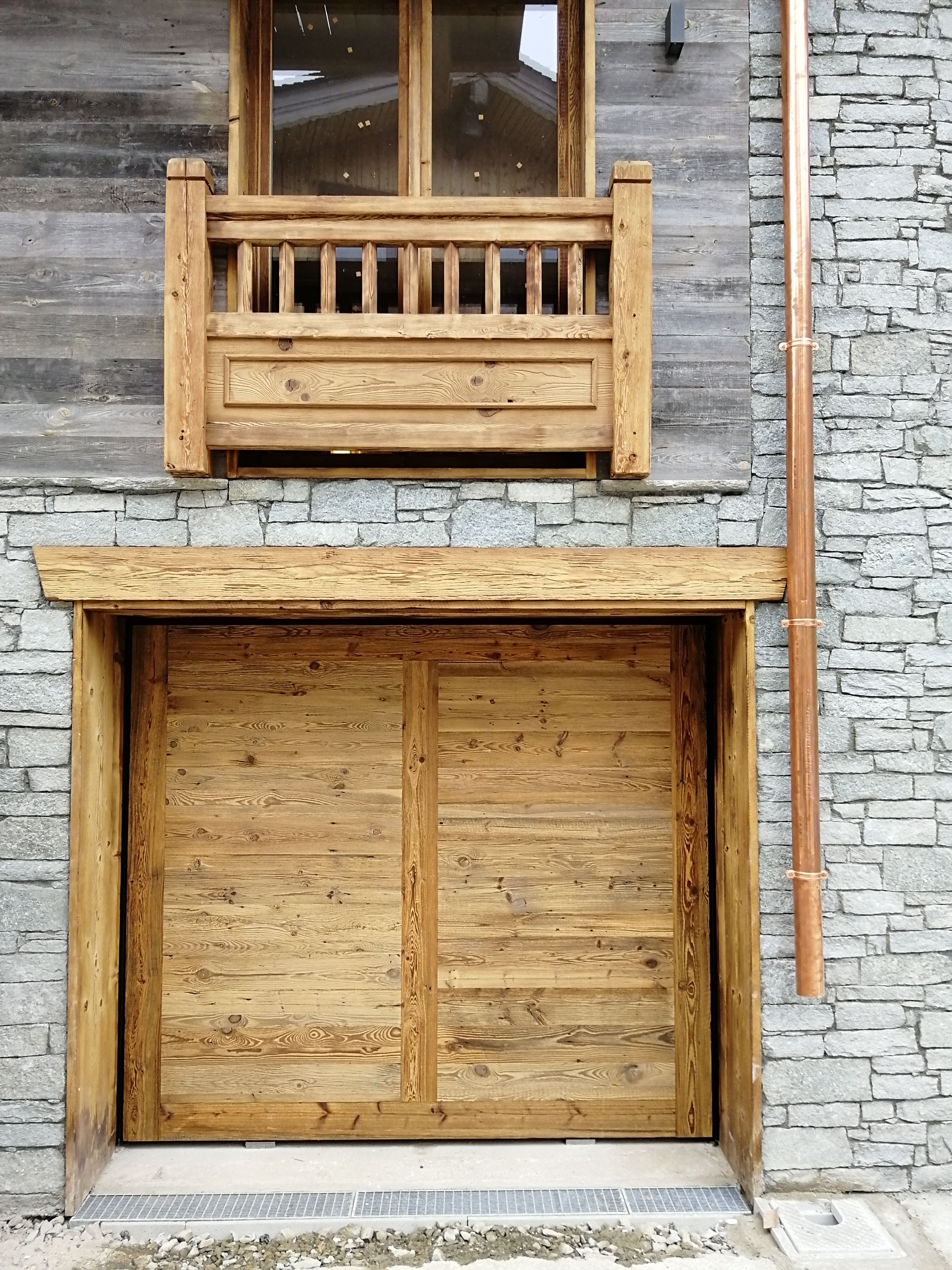 Porte de garage en bois rustique